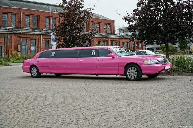 Seitenansicht von Lincoln Town Car Luxus-Limousine in Essen