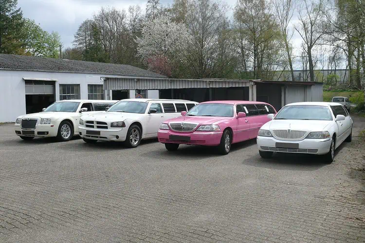 Frontansicht von der Lincoln Town Car Stretch Liumousine in Essen
