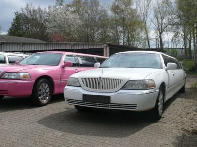 Frontansicht von derf Lincoln Town Car Stretch Limousine in Essen
