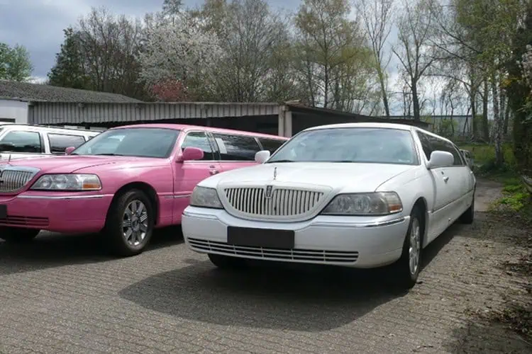 Frontansicht von derf Lincoln Town Car Stretch Limousine in Essen