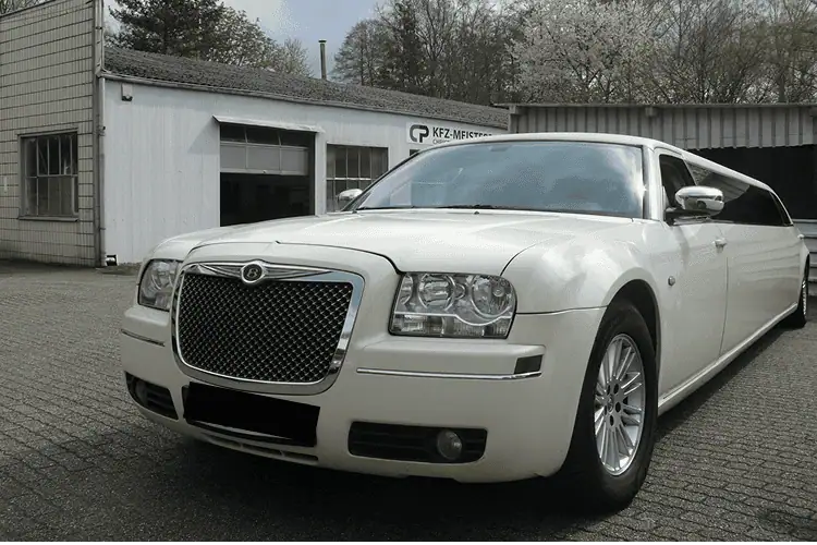 Frontansicht von der Chrysler 300C Stretch Limousine in Essen