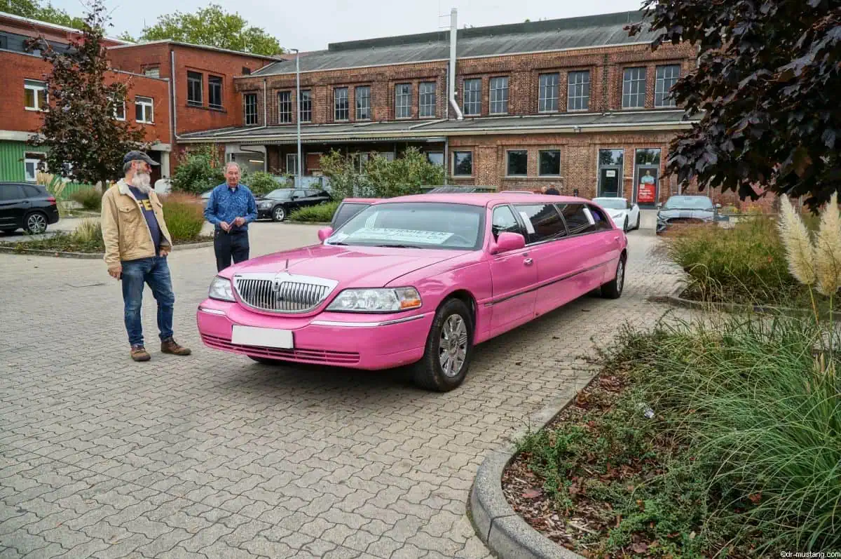 Frontansicht von der Lincoln Town Car Luxus-Limousine in Essen