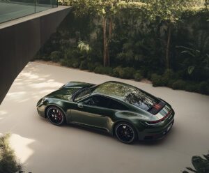 Porsche 911 carrera s steht vor in der Einfahrt eines Hauses.