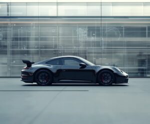 Schwarzer Porsche 911 GT3 steht auf einer Straße.