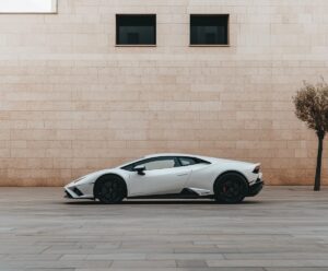Ein weißer Lamborghini steht vor einer Wand