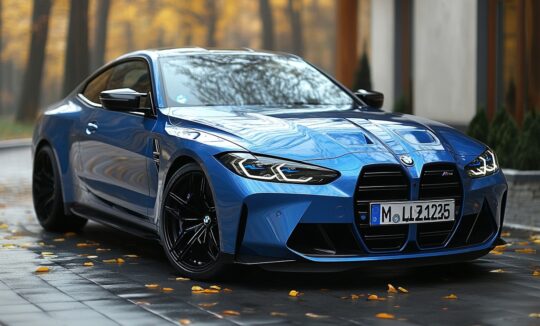 A blue BMW M4 2025 fährt mit hoher Geschwindigkeit über die deutsche Autobahn bei klarem Himmel – sportliches Design und maximale Performance