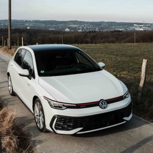 weißer VW Golf 8 GTI in Wuppertal bei Dortmund