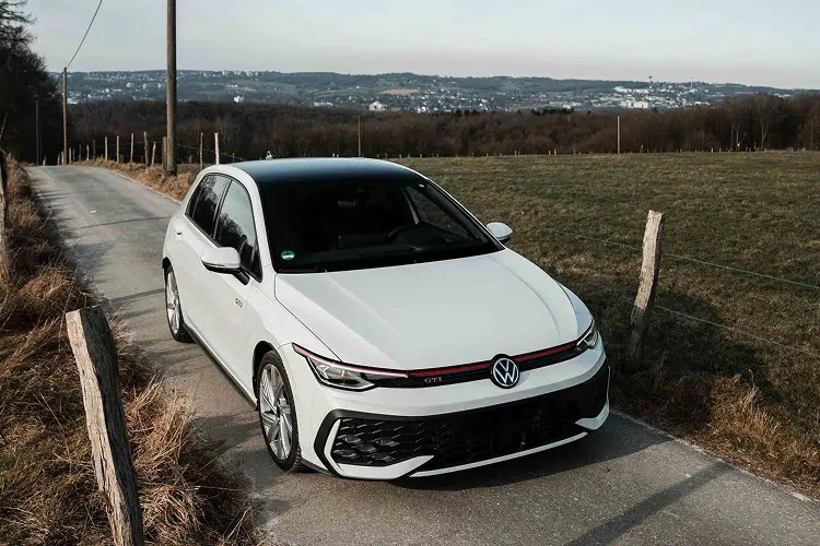 weißer VW Golf 8 GTI in Wuppertal bei Dortmund