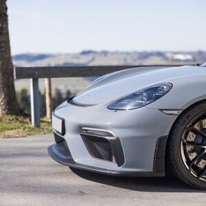Front seitlich Porsche Cayman GT4 am Bodensee