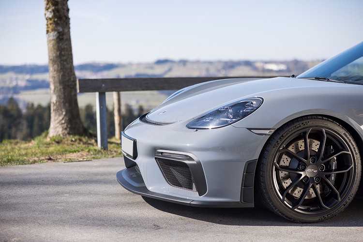 Front seitlich Porsche Cayman GT4 am Bodensee