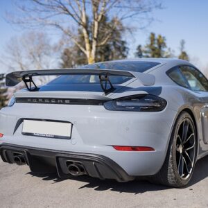 Heckansicht Porsche Cayman GT4 am Bodensee
