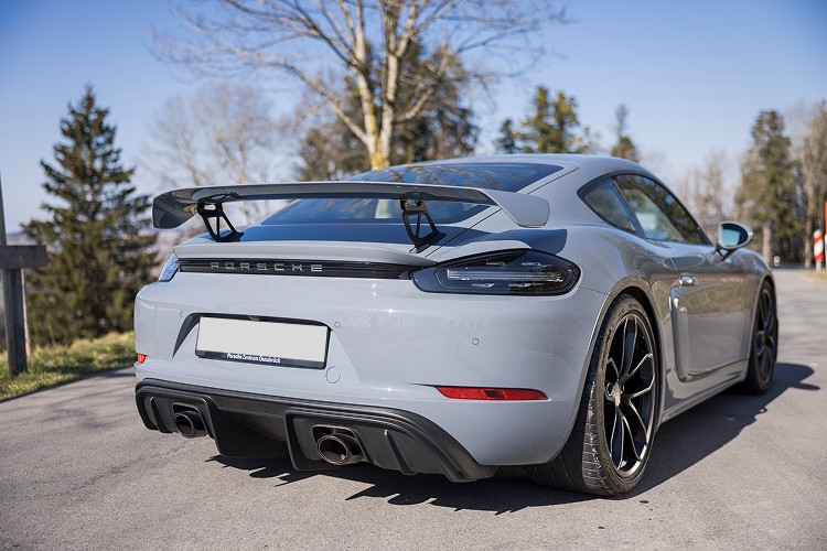 Heckansicht Porsche Cayman GT4 am Bodensee