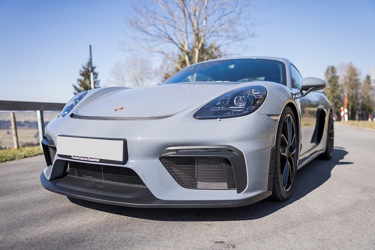 Frontalansicht Porsche Cayman GT4 am Bodensee