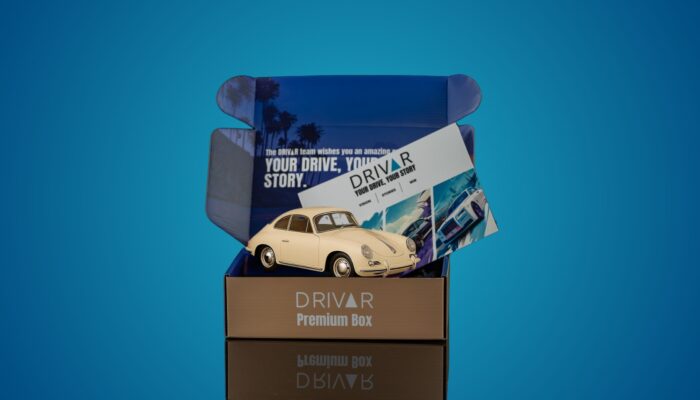 Offene Gutschein Box mit einem Porsche Oldtimer drinnn.