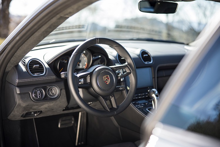 Innenraum Porsche Cayman GT4 am Bodensee