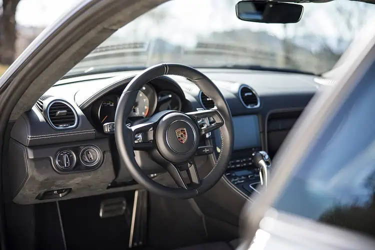 Innenraum Porsche Cayman GT4 am Bodensee