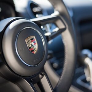 Lenkrad Porsche Cayman GT4 am Bodensee