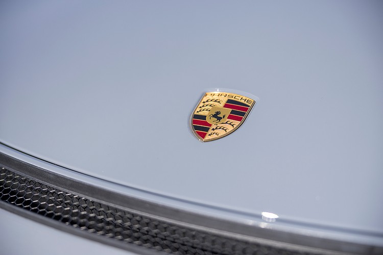 Logo Porsche Cayman GT4 am Bodensee