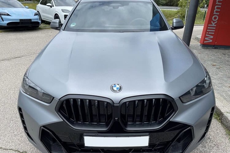Frontansicht BMW X6 xDrive 40d bei München