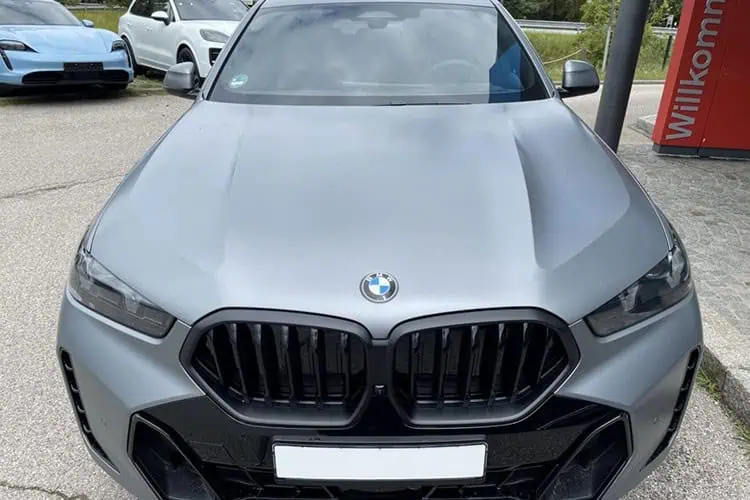 Frontansicht BMW X6 xDrive 40d bei München