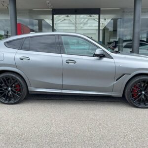 Seitenansicht BMW X6 xDrive 40d bei München