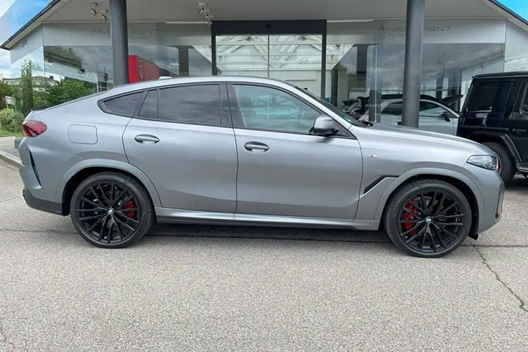 Seitenansicht BMW X6 xDrive 40d bei München