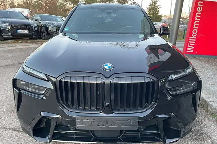 Frontansicht BMW X7 xDrive 40d bei München
