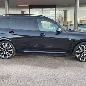 Seitenansicht BMW X7 xDrive 40d bei München