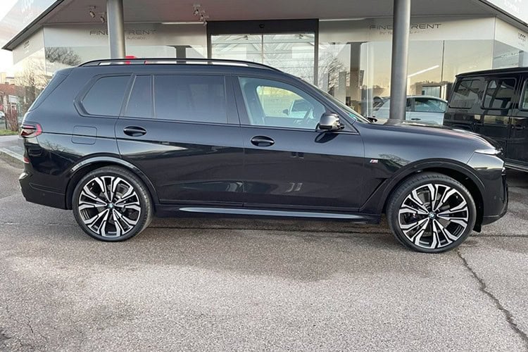 Seitenansicht BMW X7 xDrive 40d bei München