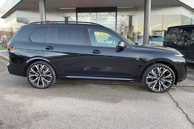 Seitenansicht BMW X7 xDrive 40d bei München