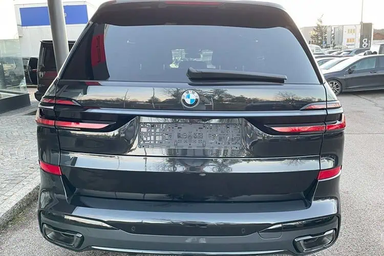 Heckansicht BMW X7 xDrive 40d bei München
