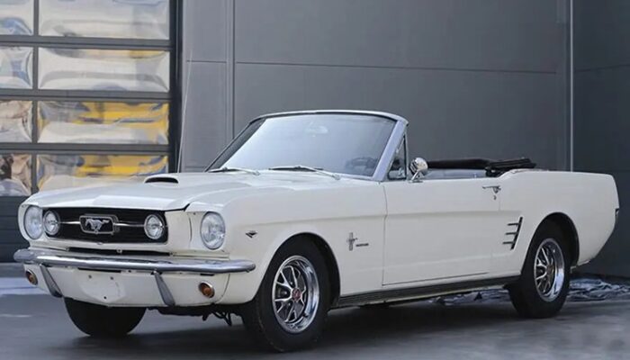 Ford Mustang Cabrio mieten in Stuttgart