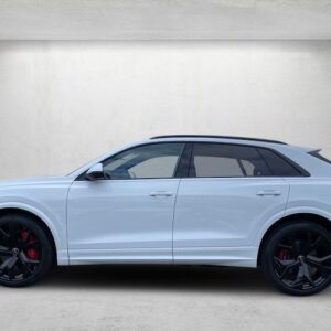 Seitenansicht vom Audi RSQ8 im Allgäu