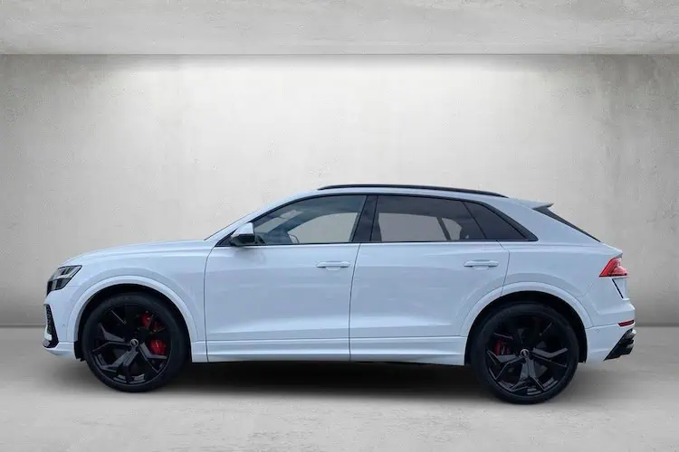 Seitenansicht vom Audi RSQ8 im Allgäu