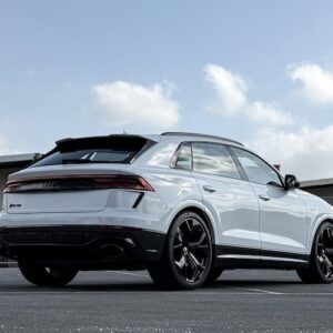 Heckansicht vom Audi RSQ8 im Allgäu