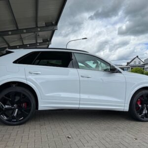 Seitenansicht vom Audi RSQ8 im Allgäu