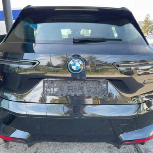 Heckansicht BMW iX M60 bei München