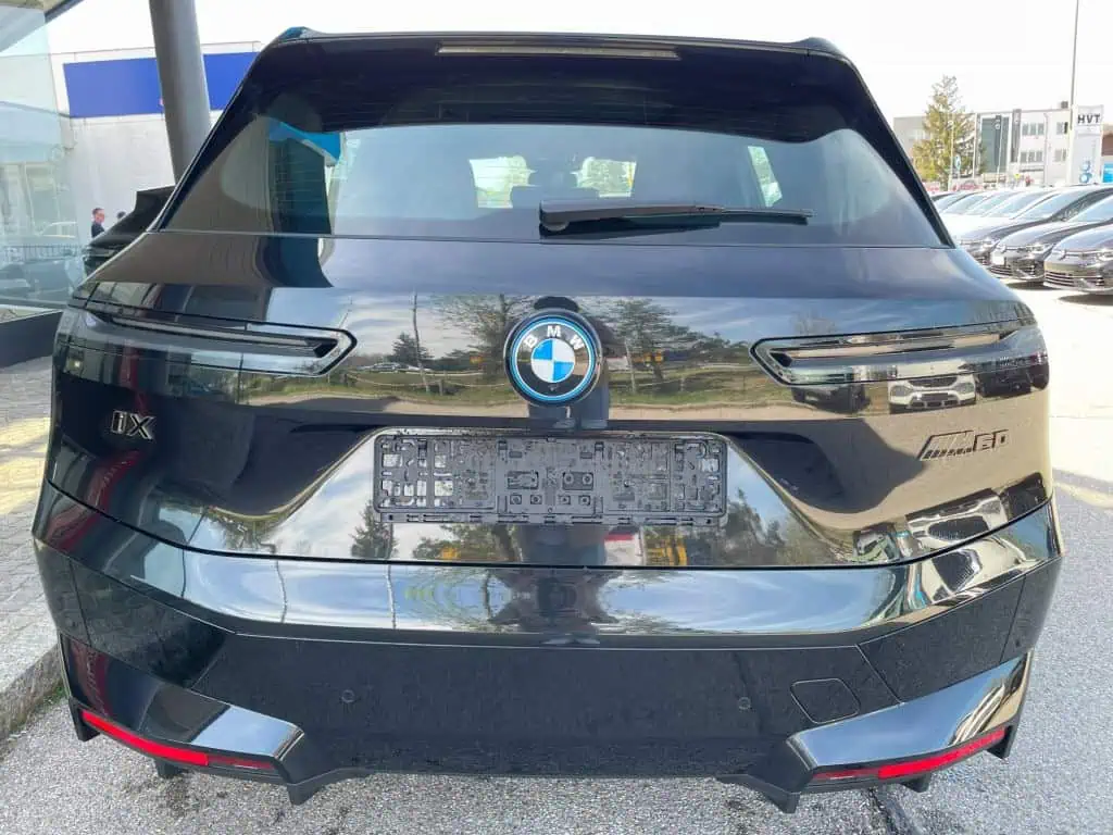 Heckansicht BMW iX M60 bei München