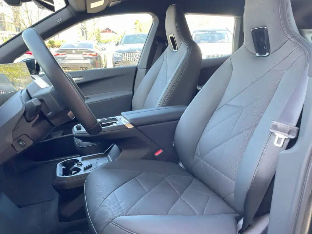 Fahrersitz BMW iX M60 bei München