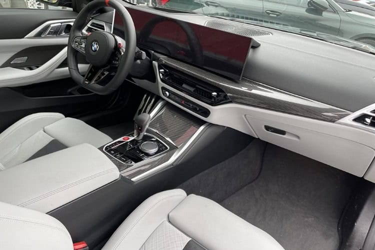 Innenraum BMW M4 Competition Cabrio bei München