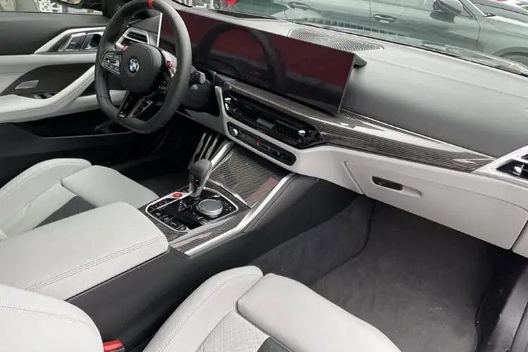 Innenraum BMW M4 Competition Cabrio bei München