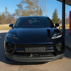 Frontansicht Porsche Macan 4 bei München