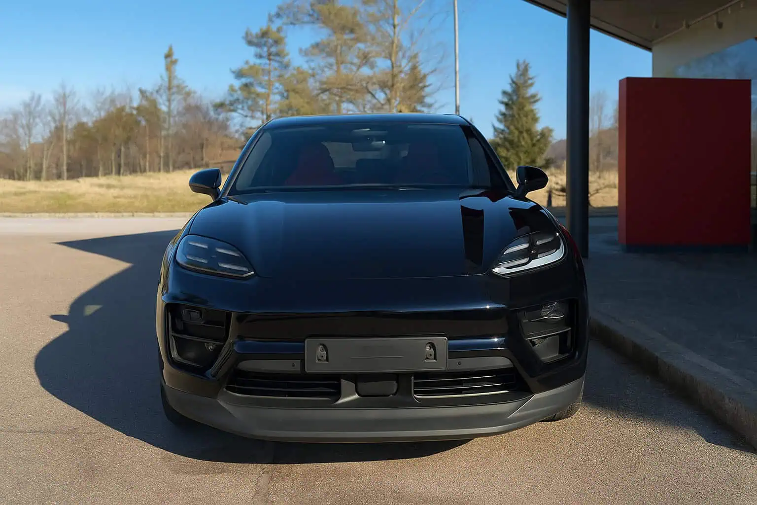 Frontansicht Porsche Macan 4 bei München