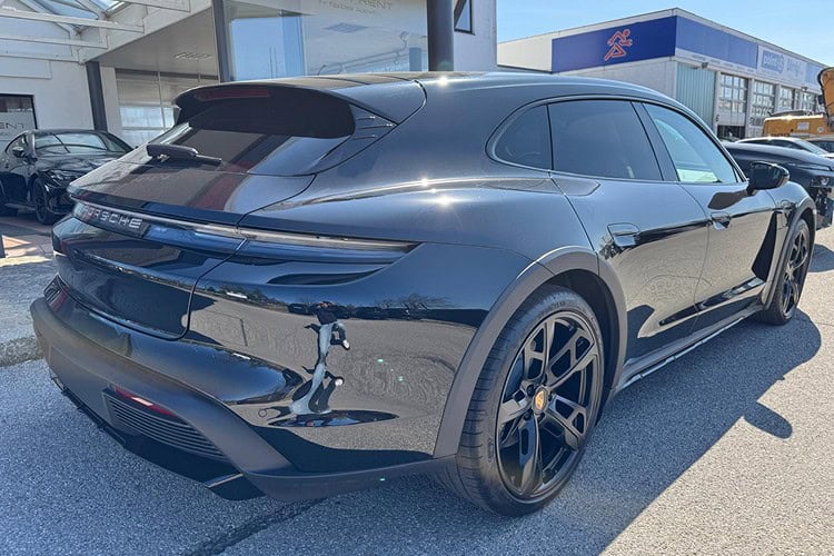 Heckansicht Porsche Taycan 4 Cross Turismo bei München
