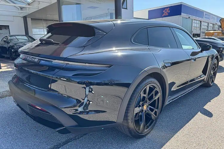 Heckansicht Porsche Taycan 4 Cross Turismo bei München