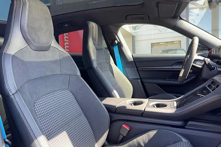 Sitz Porsche Taycan 4 Cross Turismo bei München