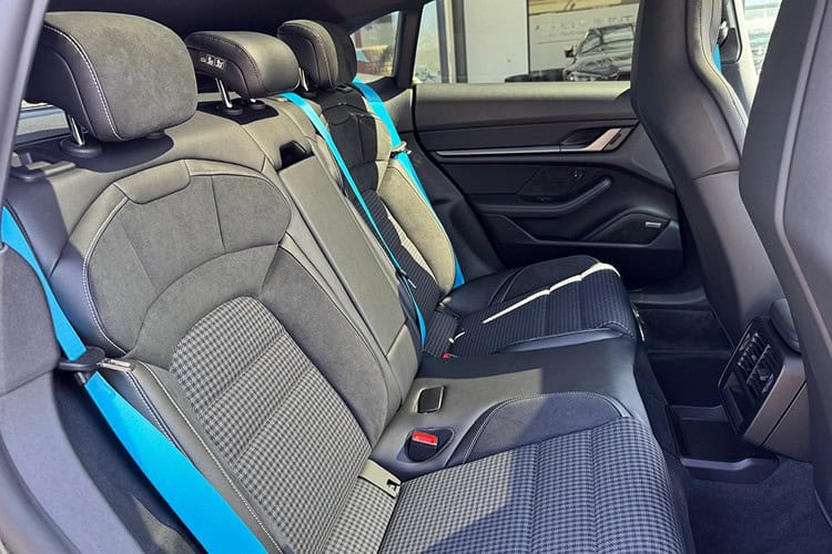 Rücksitze Porsche Taycan 4 Cross Turismo bei München