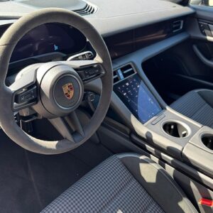 Lenkrad Porsche Taycan 4 Cross Turismo bei München