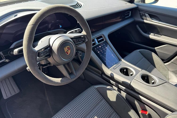 Lenkrad Porsche Taycan 4 Cross Turismo bei München