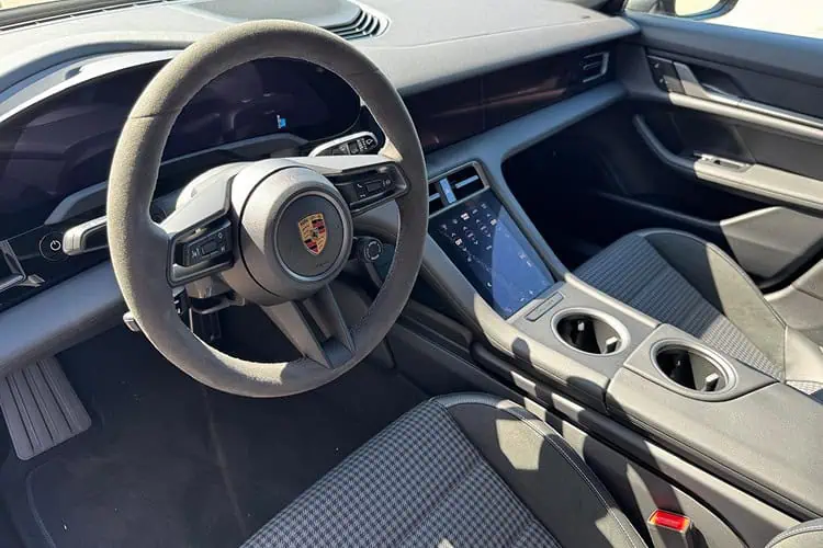 Lenkrad Porsche Taycan 4 Cross Turismo bei München